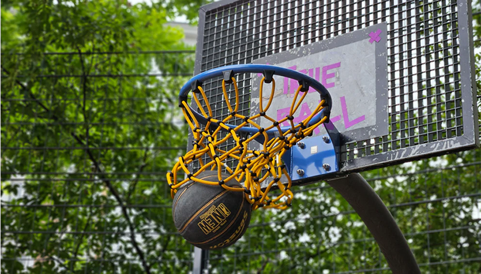 Basketballkorb auf einem öffentlichen Spielfeld