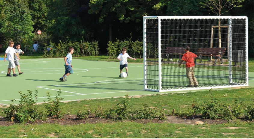 Kinder auf einem öffentlichen Fußballfeld
