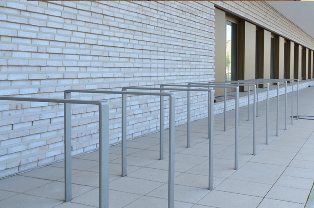 Fahrradständer vor einem öffentlichen Gebäude