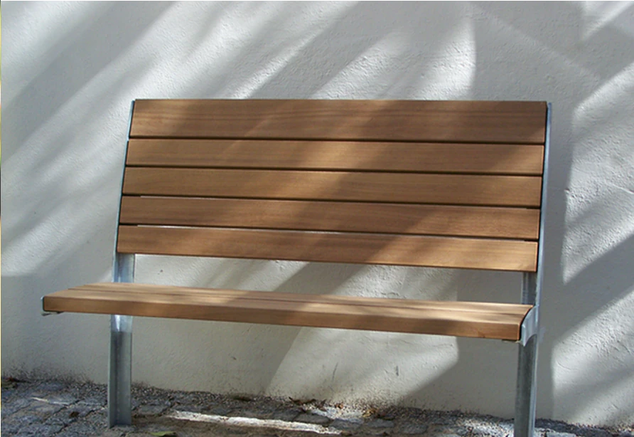 Sitzbank aus Holz und Metall