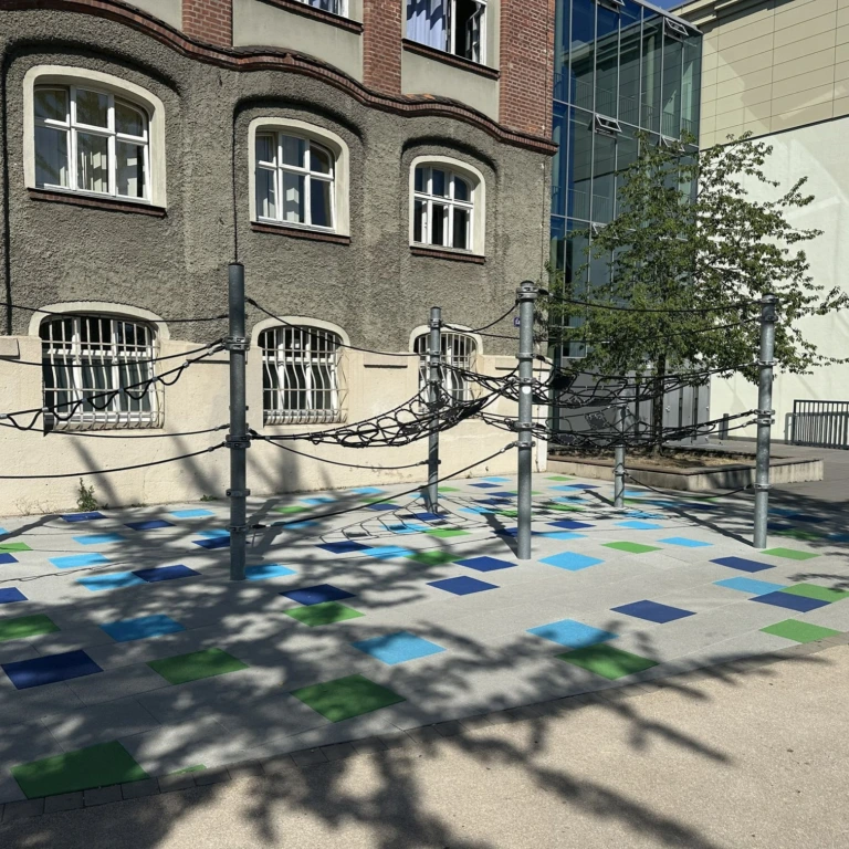 Instagram-Beitrag von Stadt & Spiel: Die EUROFLEX® EPDM Fallschutzplatten als stoßdämpfender Bodenbelag im Pausenhof der …